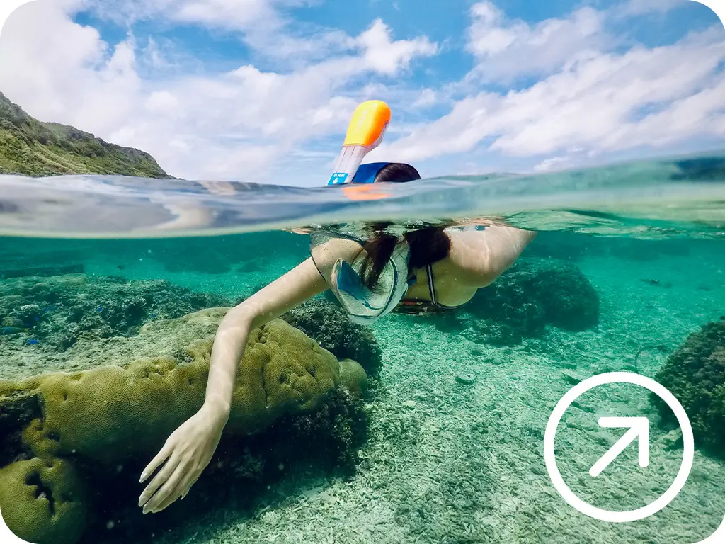 Snorkeling di Gili Trawangan Lombok dengan air jernih dan terumbu karang